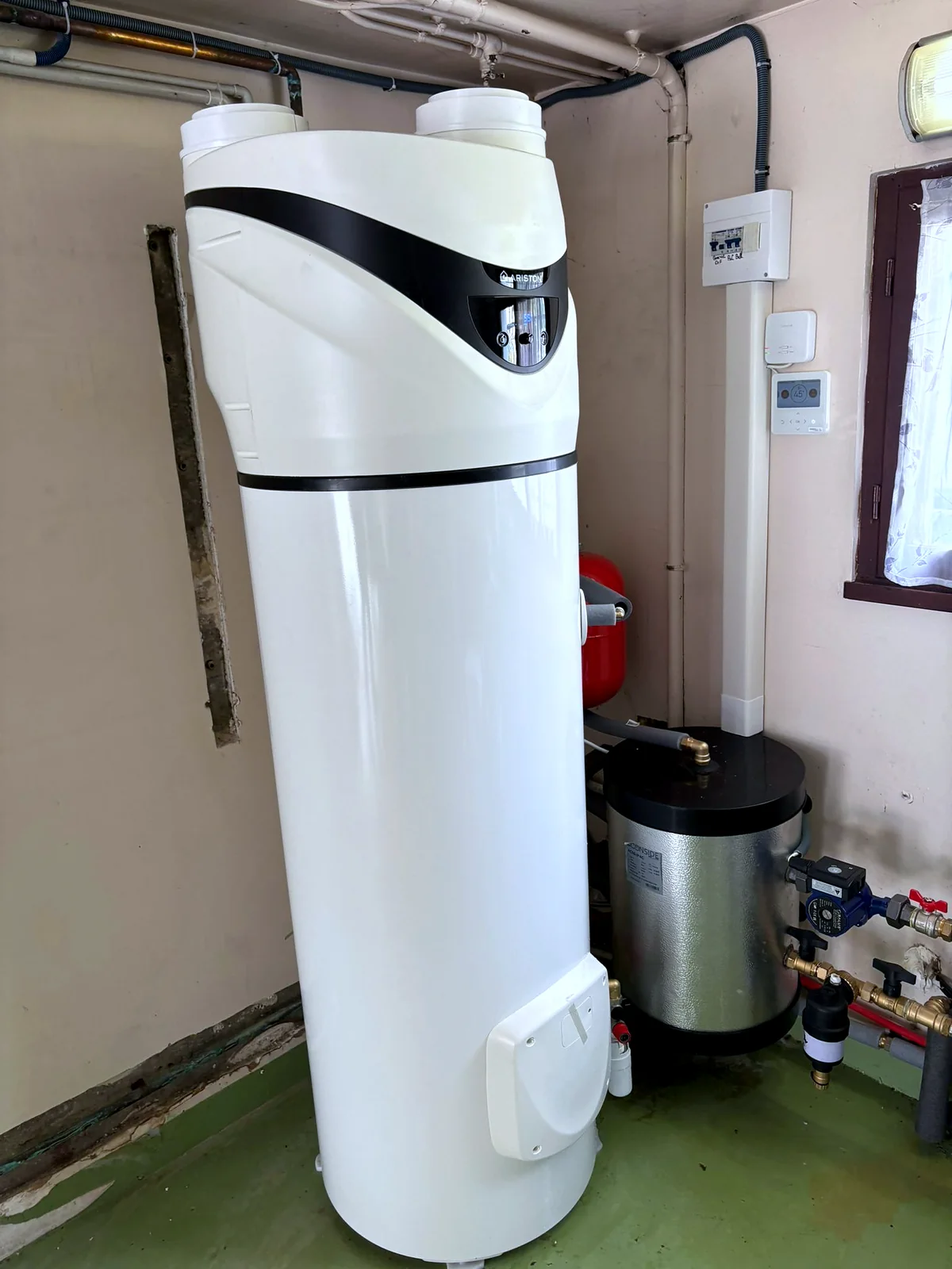 Chauffe-eau thermodynamique Ariston Nuos raccordé dans un local technique