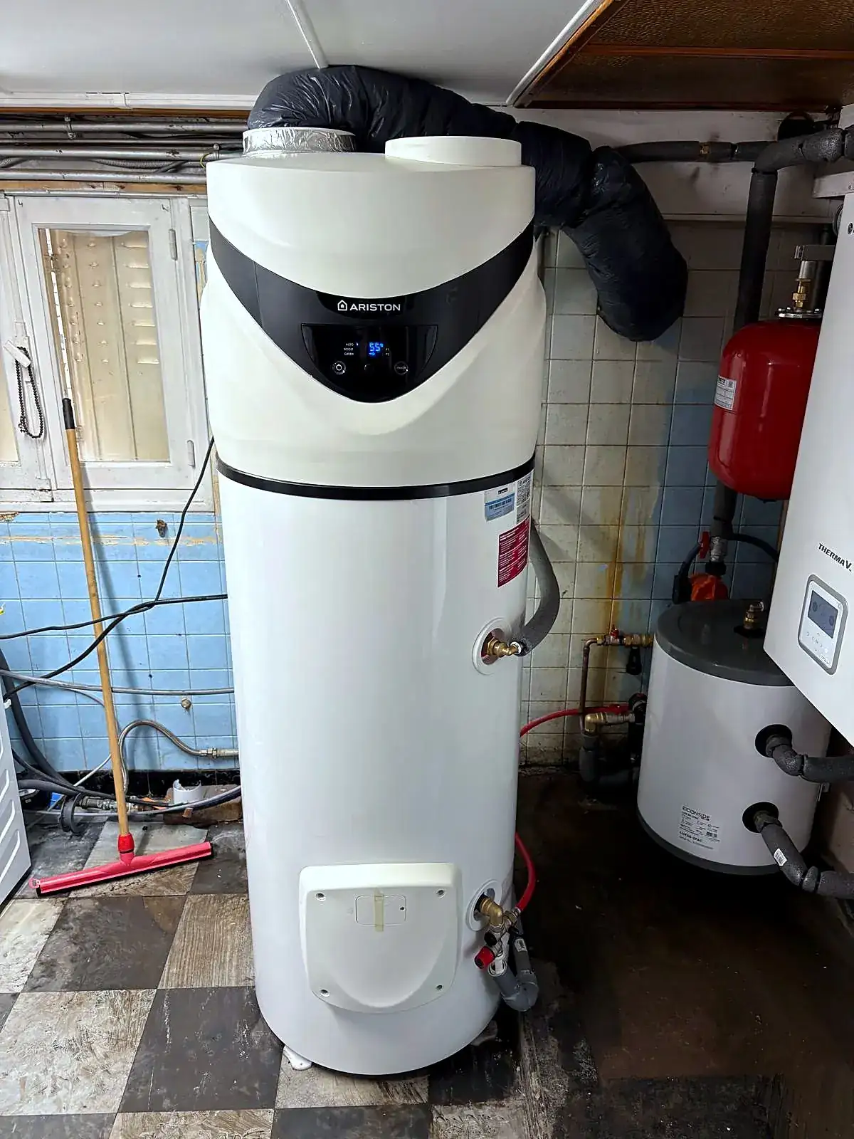 Chauffe-eau thermodynamique installé dans un garage carrelé