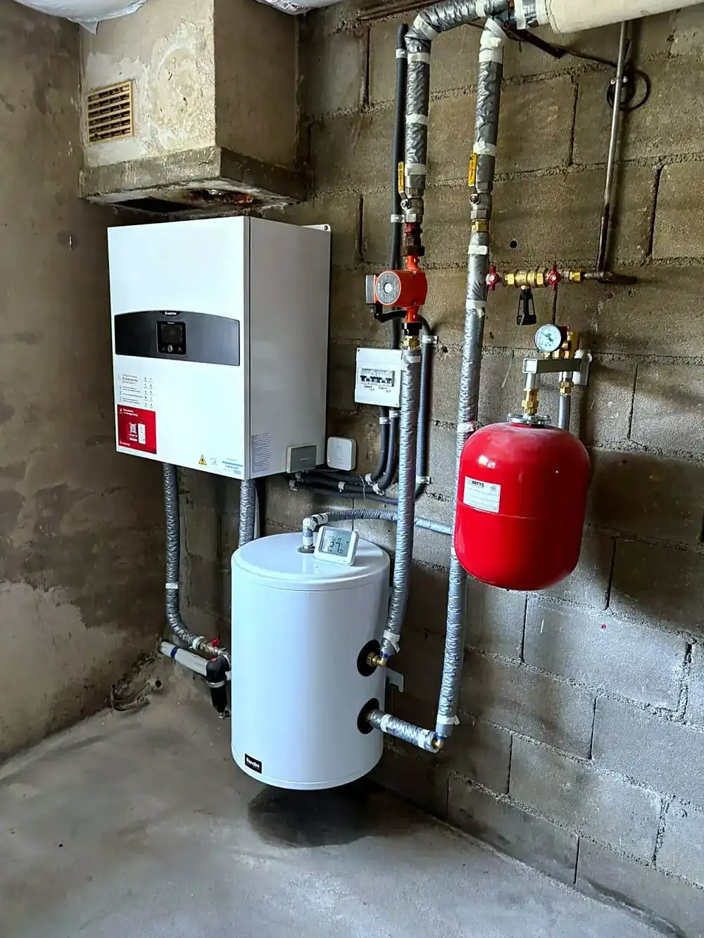 Local technique rénové avec module de pompe à chaleur, ballon et vase d'expansion
